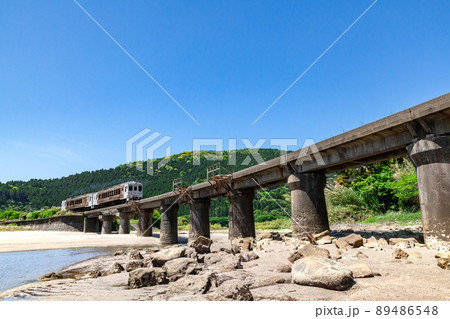 日南海岸の快晴で青空が広がる宮崎県日南市山王の隈谷川橋梁を走るJR九州日南線ローカル特急海幸山幸 89486548