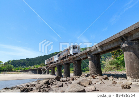 日南海岸の快晴で青空が広がる宮崎県日南市山王の隈谷川橋梁を走るJR九州日南線ローカル特急海幸山幸 89486554