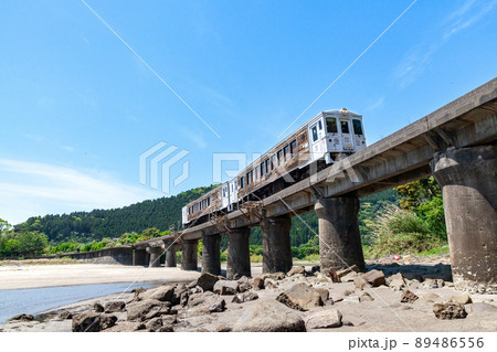 日南海岸の快晴で青空が広がる宮崎県日南市山王の隈谷川橋梁を走るJR九州日南線ローカル特急海幸山幸 89486556
