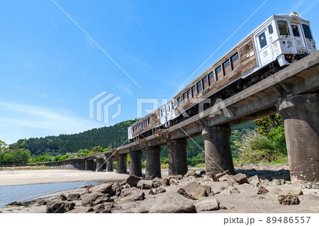 日南海岸の快晴で青空が広がる宮崎県日南市山王の隈谷川橋梁を走るJR九州日南線ローカル特急海幸山幸 89486557