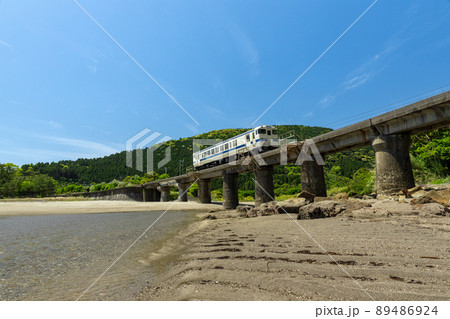 日南海岸の快晴で青空が広がる宮崎県日南市山王の隈谷川橋梁を走るJR九州ローカル線日南線キハ40 日南海岸の快晴で青空が広がる宮崎県日南市山王の隈谷川橋梁を走るJR九州ローカル線日南線キハ40 89486924