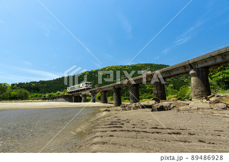 日南海岸の快晴で青空が広がる宮崎県日南市山王の隈谷川橋梁を走るJR九州ローカル線日南線キハ40 89486928