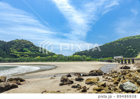 日南海岸の快晴で青空が広がる宮崎県日南市山王の隈谷川橋梁を走るJR九州ローカル線日南線キハ40 89486938