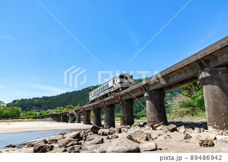 日南海岸の快晴で青空が広がる宮崎県日南市山王の隈谷川橋梁を走るJR九州ローカル線日南線キハ40 日南海岸の快晴で青空が広がる宮崎県日南市山王の隈谷川橋梁を走るJR九州ローカル線日南線キハ40 89486942