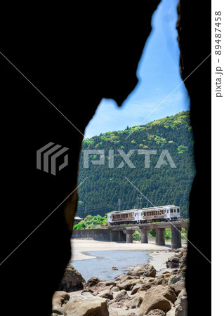 神々が宿る日南海岸衣を纏った神が見守る日南市隈谷川橋梁を走るJR九州日南線ローカル特急海幸山幸 神々が宿る日南海岸衣を纏った神が見守る日南市隈谷川橋梁を走るJR九州日南線ローカル特急海幸山幸 89487458