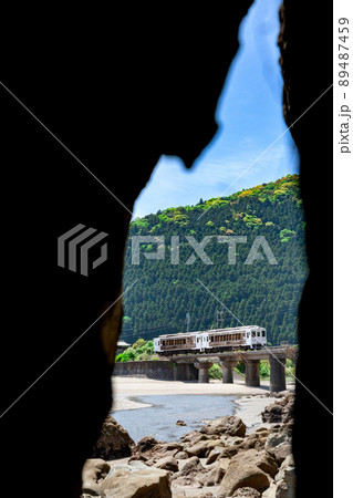 神々が宿る日南海岸衣を纏った神が見守る日南市隈谷川橋梁を走るJR九州日南線ローカル特急海幸山幸 神々が宿る日南海岸衣を纏った神が見守る日南市隈谷川橋梁を走るJR九州日南線ローカル特急海幸山幸 89487459