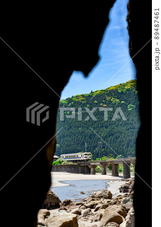 神々が宿る日南海岸衣を纏った神が見守る日南市隈谷川橋梁を走るJR九州日南線ローカル特急海幸山幸 89487461
