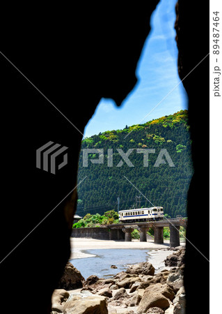 神々が宿る日南海岸衣を纏った神が見守る日南市隈谷川橋梁を走るJR九州日南線ローカルキハ40 神々が宿る日南海岸衣を纏った神が見守る日南市隈谷川橋梁を走るJR九州日南線ローカルキハ40 89487464