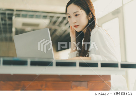 働く女性 働く女性 89488315
