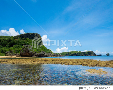 晴れた日の干潮時の沖縄県うるま市にある宮城島の天然ビーチ、ウクン浜の風景 晴れた日の干潮時の沖縄県うるま市にある宮城島の天然ビーチ、ウクン浜の風景 89488527