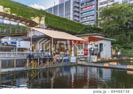 [東京・市ヶ谷] 外堀の神田川の市ヶ谷フィッシュセンターで置いてるたも網、釣り坊と座るためのコンテナ 89488736