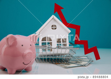 House model, piggy bank and red arrow up close-up. The concept of inflation, economic growth, the price of insurance services 89488804