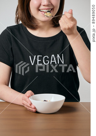 オートミールを食べる若いヴィーガン女性 89489050
