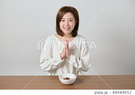 オートミールを食べる若いヴィーガン女性 89489052