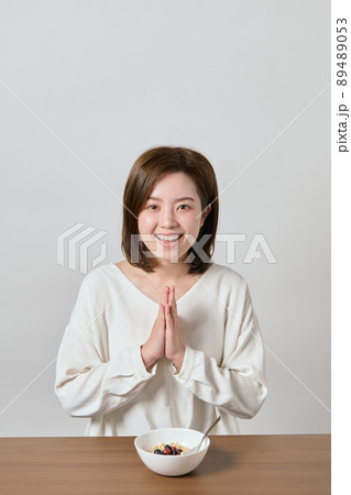 オートミールを食べる若いヴィーガン女性 オートミールを食べる若いヴィーガン女性 89489053