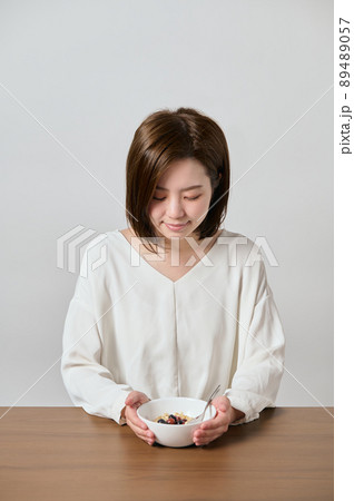 オートミールを食べる若いヴィーガン女性 89489057