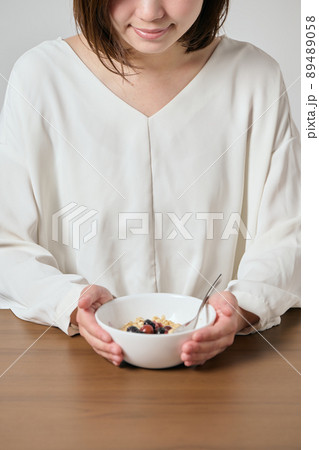 オートミールを食べる若いヴィーガン女性 89489058