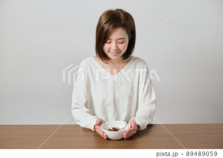 オートミールを食べる若いヴィーガン女性 89489059