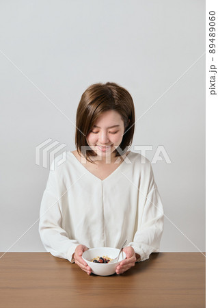 オートミールを食べる若いヴィーガン女性 89489060