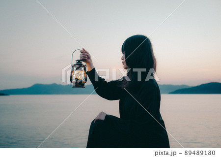 女性と美しい夕焼け空 89489180