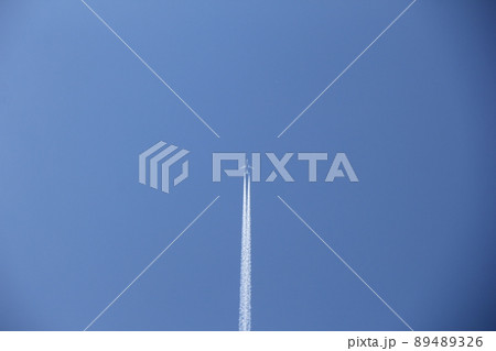 空の風景/飛行機雲が描かれつつある青空 89489326