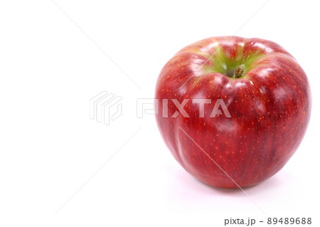 あきばえ　秋映　赤いリンゴ　丸ごと　1個　明るい背景 89489688