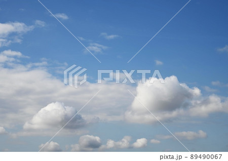 青空に浮かぶ雲 89490067