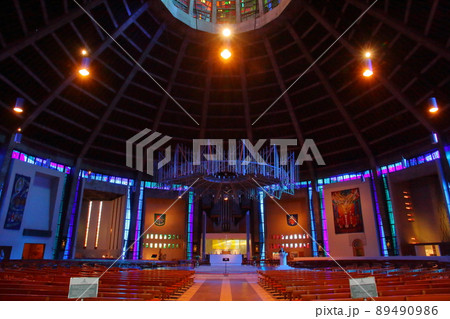 イギリスUKリヴァプール　マウントプレザントのテントのようなモダン建築、メトロポリタン大聖堂の内部 89490986