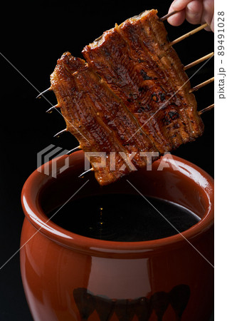 鰻の蒲焼をタレに漬ける 89491028
