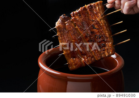 鰻の蒲焼をタレに漬ける 89491030