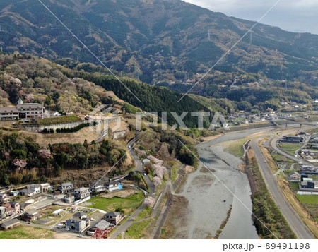 美馬市の穴吹川の河川敷からの空撮 美馬市の穴吹川の河川敷からの空撮 89491198