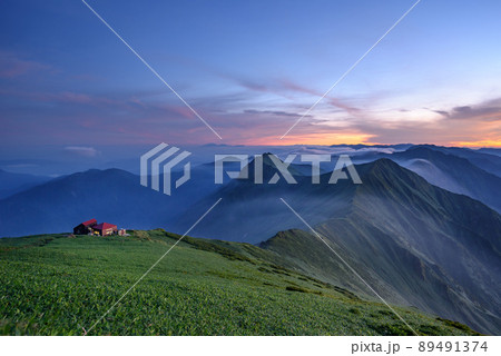 谷川連峰と肩ノ小屋・夕焼けの景色 谷川連峰と肩ノ小屋・夕焼けの景色 89491374