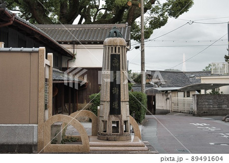 河内長野市高野街道の灯篭と道の風景 89491604