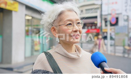 街頭インタビューを受けるシニア女性 89491808