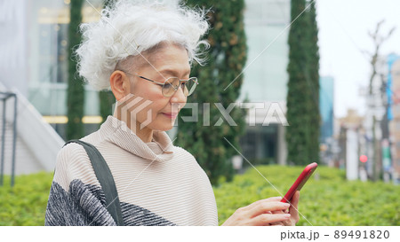 街中でスマホを使うシニア女性 街中でスマホを使うシニア女性 89491820