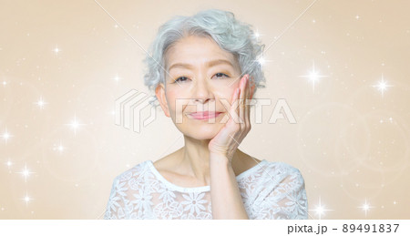 シニア女性の美容イメージ　スキンケア　化粧品 89491837