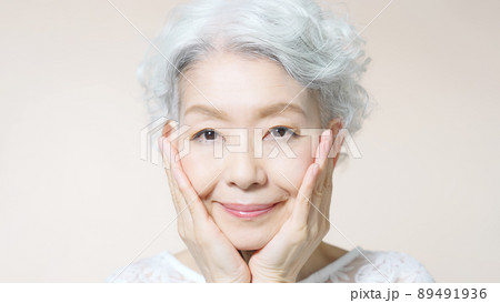 お肌をお手入れするシニア女性 89491936
