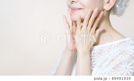 お肌をお手入れするシニア女性 89491939