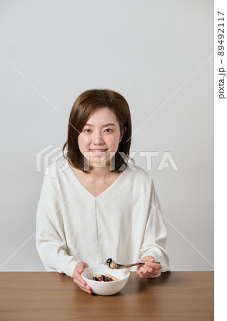 オートミールを食べる若いヴィーガン女性 オートミールを食べる若いヴィーガン女性 89492117