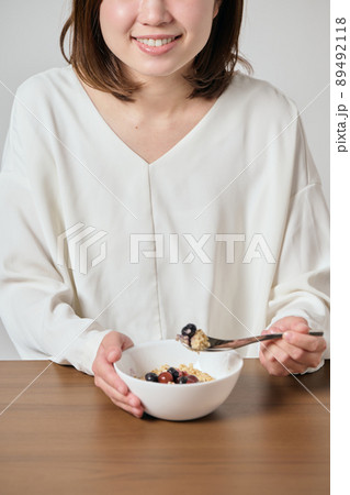オートミールを食べる若いヴィーガン女性 オートミールを食べる若いヴィーガン女性 89492118