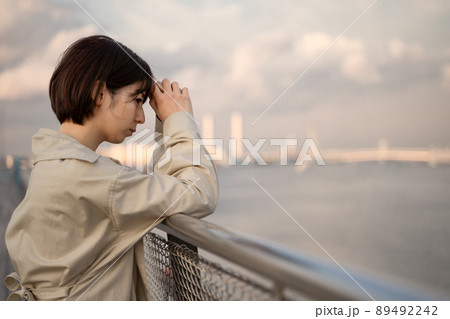 海を眺める女性 89492242