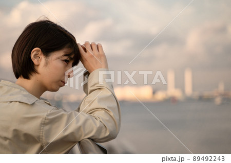 海を眺める女性 89492243