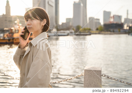 スマホを手に振り向く女性 スマホを手に振り向く女性 89492294