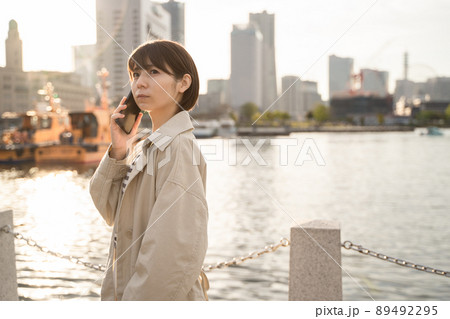 スマホを手に振り向く女性 スマホを手に振り向く女性 89492295