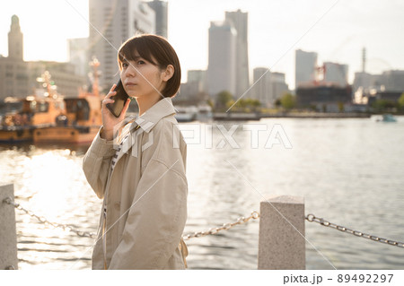 スマホを手に振り向く女性 スマホを手に振り向く女性 89492297