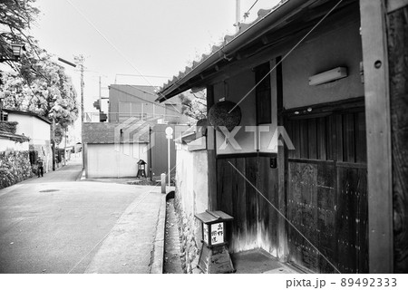 河内長野市高野街道入り口の白黒の光景 河内長野市高野街道入り口の白黒の光景 89492333