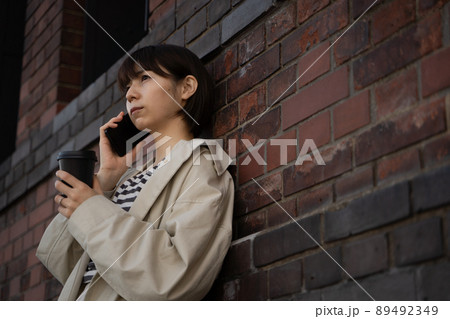 スマホで通話する女性 89492349