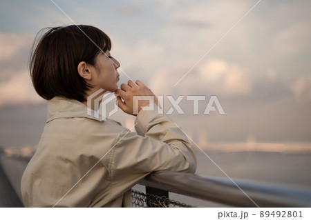 物思いにふける女性 89492801