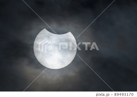 日食の始まり 89493170