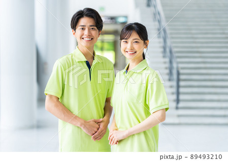 若い男女の介護スタッフ 若い男女の介護スタッフ 89493210